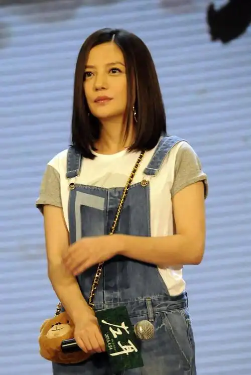 赵薇就算穿一身婶婶装也挺美的,厚重的羽绒服,也没影响她的魅力|大衣|