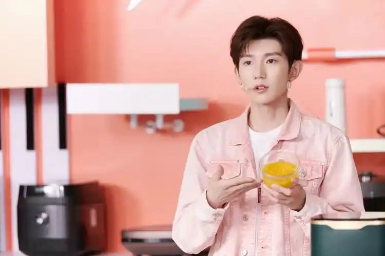 王源造型分享,粉色牛仔夹克上身,面容清澈柔和