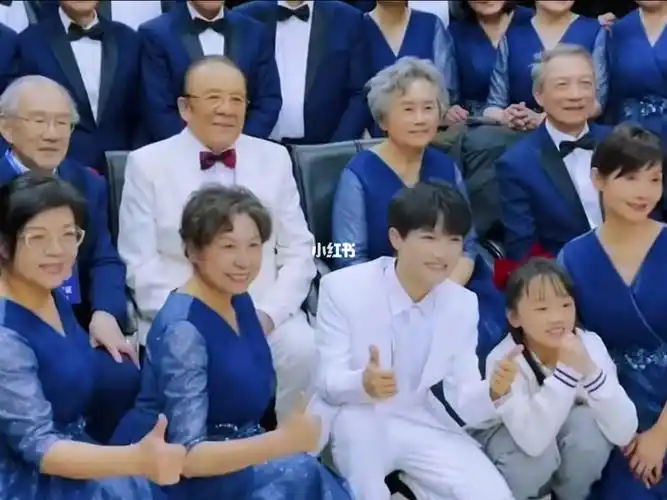 周深与清华合唱团合照91深深坐又不坐的样子太可爱了吧,和爷爷奶奶