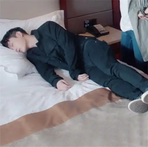 明星睡觉被偷拍,肖战,杨紫睡颜依旧养眼,可看到周震南:形象没了
