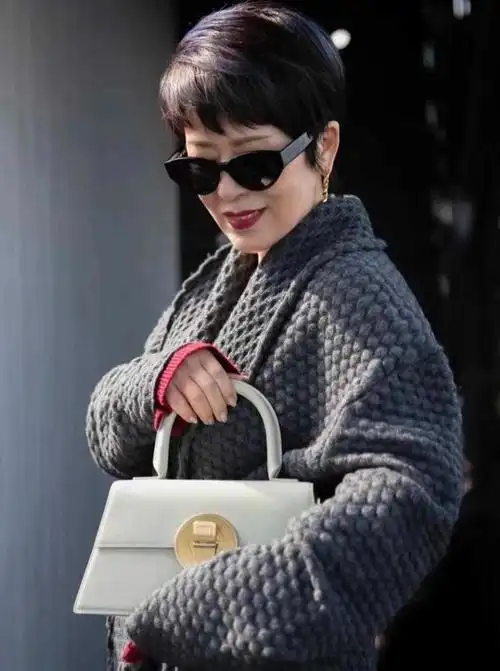 三,不烫"大妈卷",根据面部条件选发型