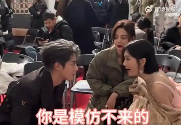 微博之夜王鹤棣对秦岚贴脸开大模仿电音朵拉秦岚直呼好过分