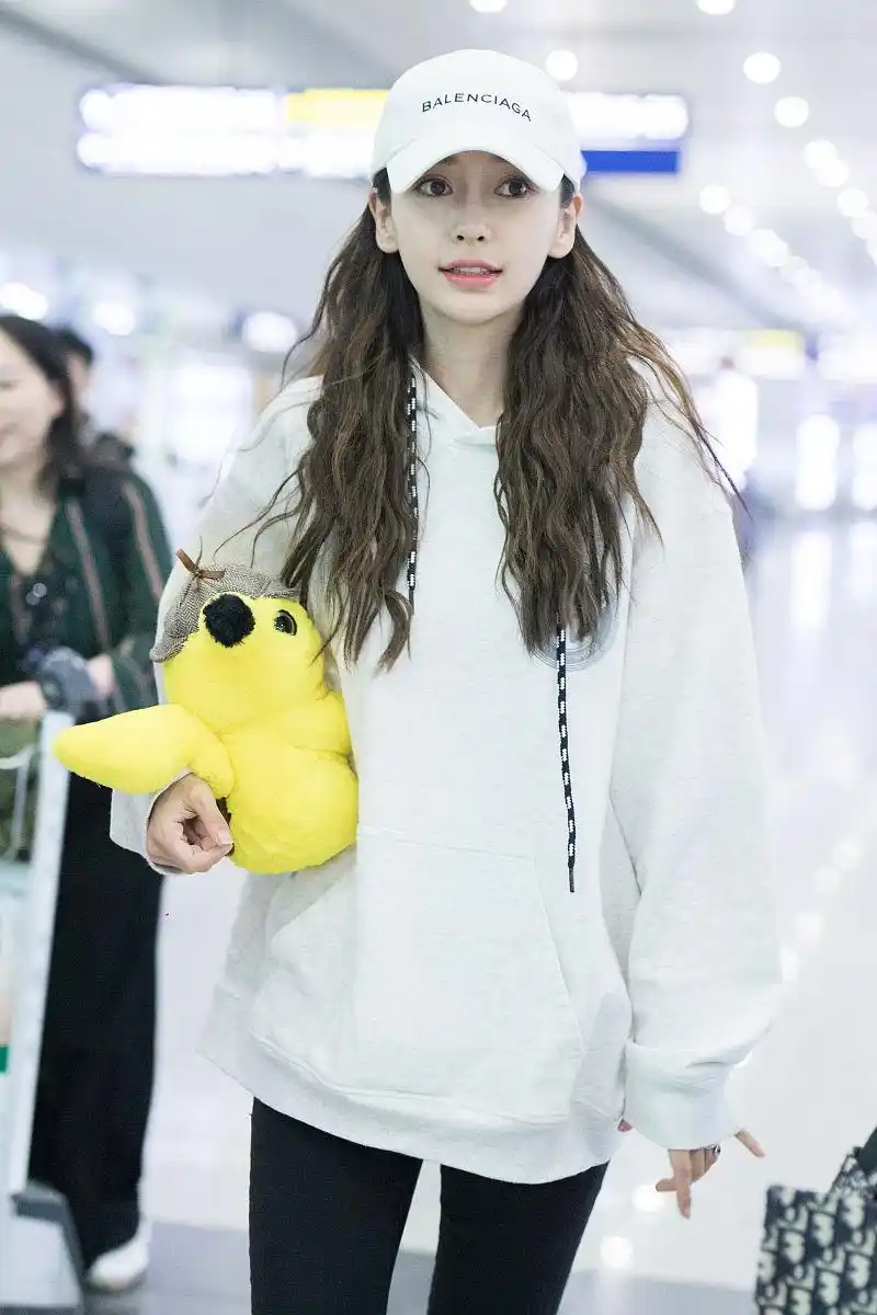 31岁baby一袭少女装扮亮相,但近景镜头下的她,暴露了真正的颜值