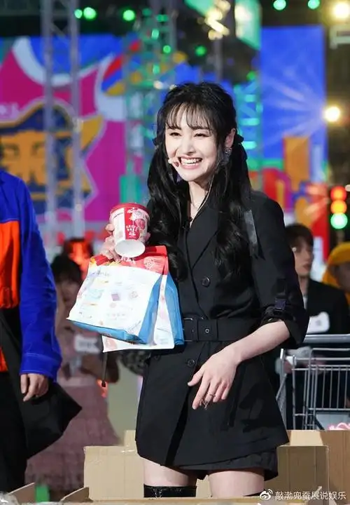 郑爽综艺旧照曝光双马尾俏皮清纯 今深陷风波恐风光