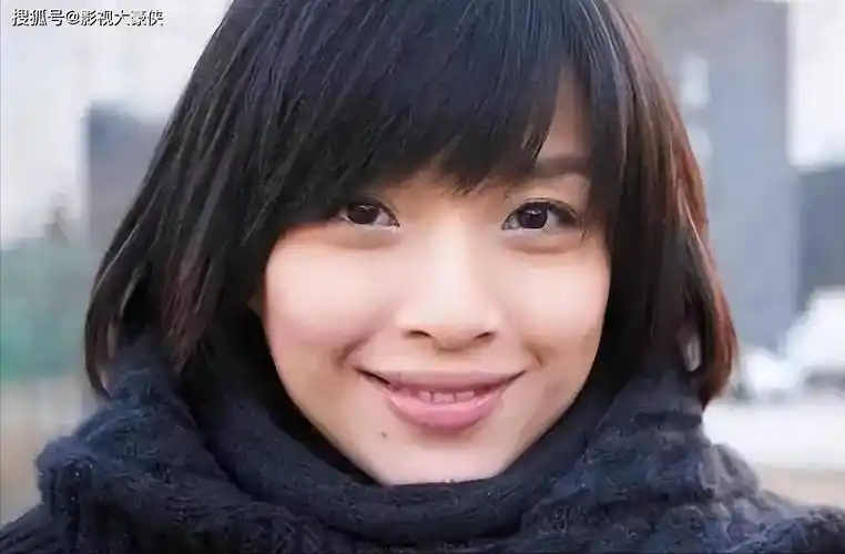 靳东老婆晒近照,46岁李佳头顶白发脸上无皱纹,自信明媚好漂亮!