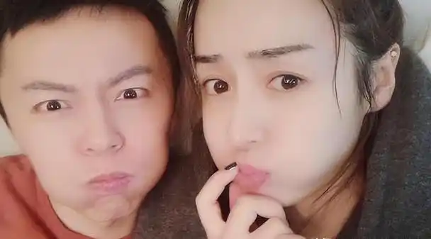 直到2023年,谢苗在网上晒出了和老婆一起健身的照片,这事儿一下子引起