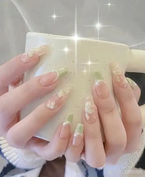 淡绿色小清新美甲,脱俗优雅,独具风采