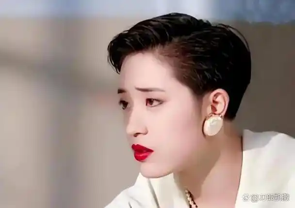 她就是短发女神陈法蓉.