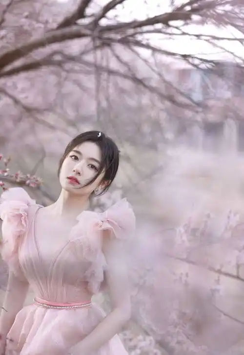 李兰迪粉红v领长裙性感写真_粉红色_演技_作品