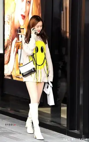 高筒靴可以穿四季,酷爱靴子的美女,暑天依然穿出硬朗刚性炫酷风