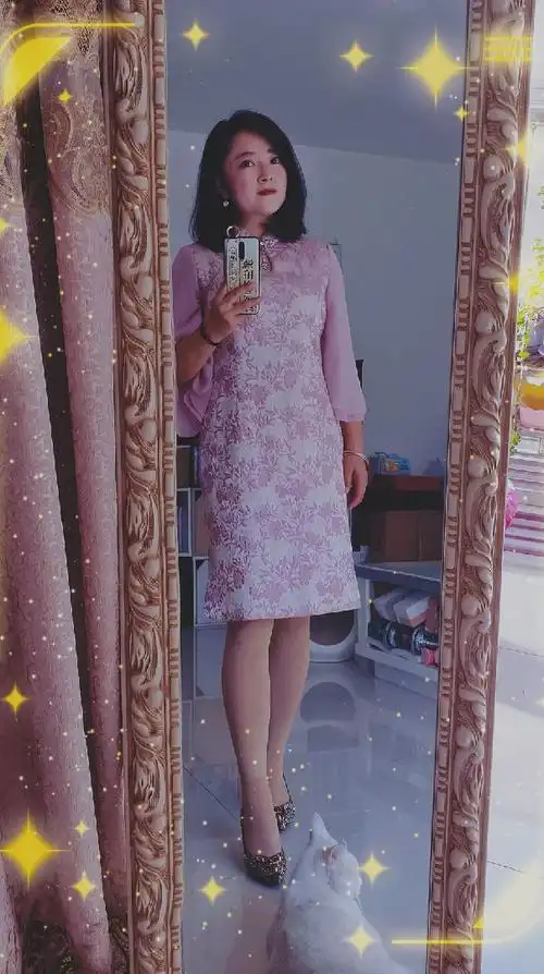 今天穿成这样去参加老弟的订婚仪式去年母亲节买的这件旗袍,当时穿还