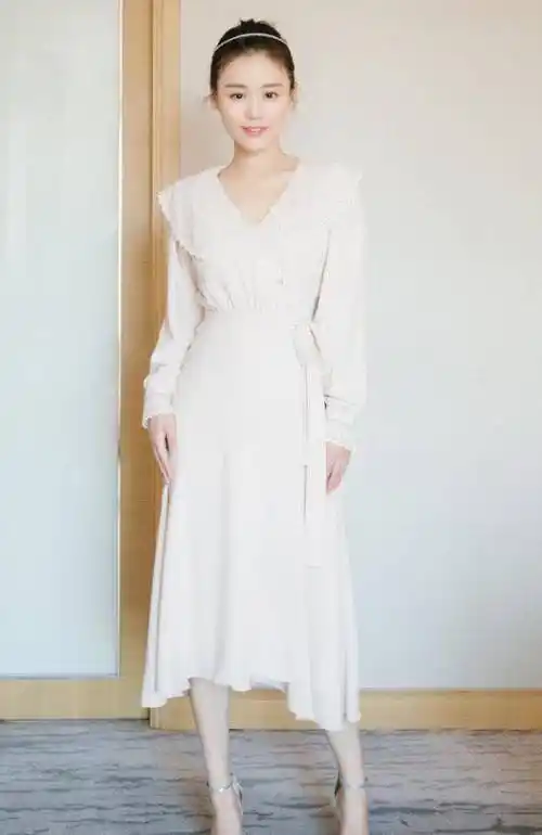 原创原创30岁的马思纯少女感超强穿套运动服像美少女还扎个小孩头