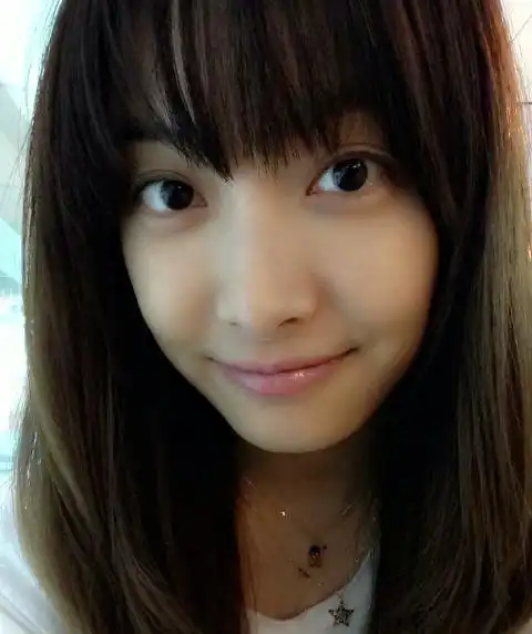 可爱俏皮的宋茜素颜生活照