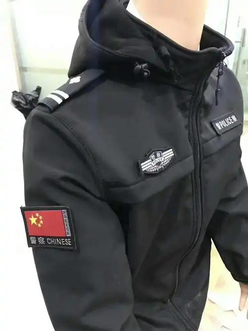 抓绒特警冲锋衣