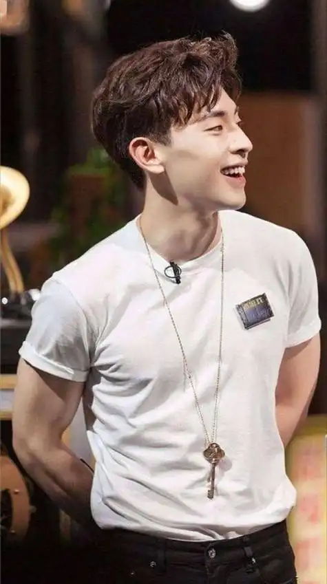 邓伦肌肉手机壁纸 - 搜狗图片搜索