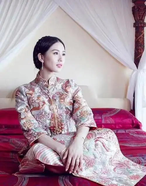 传统文化与现代魅力当我们谈及女明星的婚纱时,刘诗诗的中式嫁衣无疑