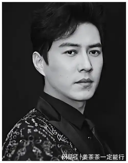 靳东参加两会!他身份好厉害,穿蓝色西装帅气儒雅,领导范儿十足