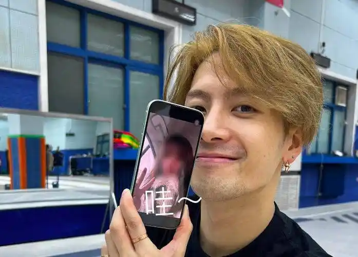 王嘉尔素颜怼脸生图曝光!