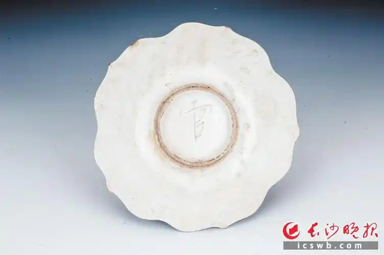 瓷器,被称为"土与火的艺术",千百年来,中国各代的能工巧匠通过他们