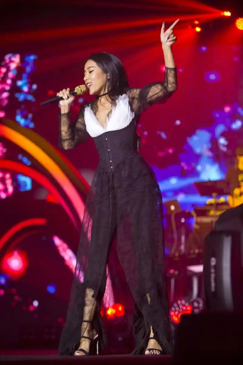 组图:吉克隽逸激情开唱 蕾丝 长裤性感不失野性_高清图集_新浪网