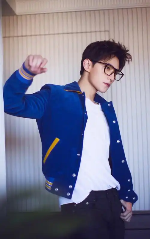 杨洋 壁纸 白肤蓝衣 超级喜欢这清爽的造型!