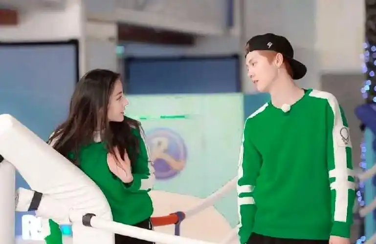 关晓彤未p生图曝光,身材曲线好到爆,网友:鹿晗可真有福.