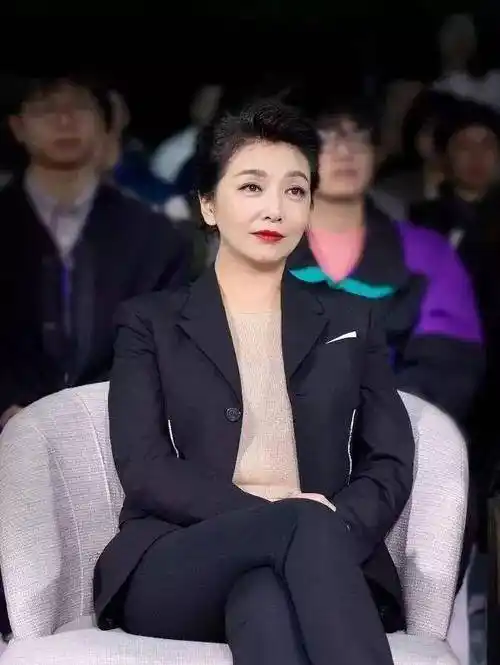 靳东妻子李佳近照,李佳离过一次婚,此后他们彼此陪伴,不离不弃_毕业