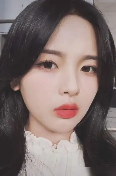 杨超越晒自拍再次翻车,双手忘记涂粉,和脸对比差10个色号!