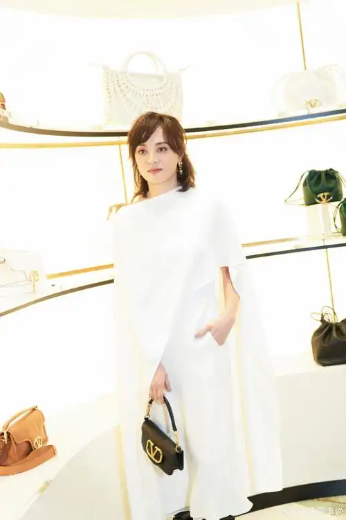 41岁孙俪造型终于在线!留长发穿吊带裙减龄又气质,美回巅峰