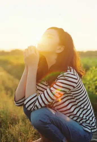逆光下的卷发女孩唯美清新唯美美女户外摄影图片