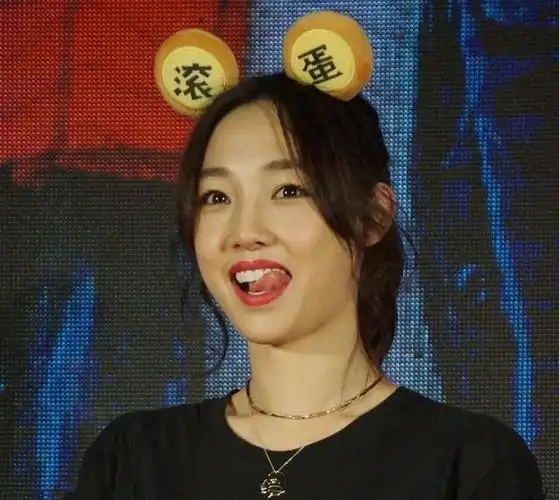 为什么白百何的一个小动作老是惹得网友大笑癖好有点尴尬