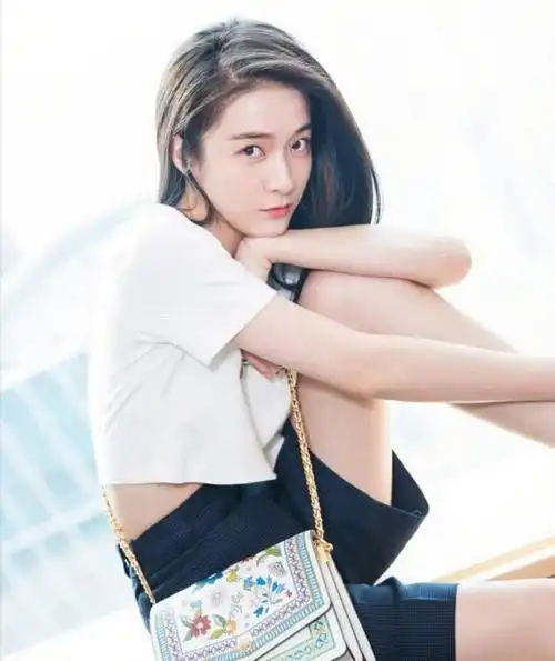 张雪迎终于穿出了少女感!白t配大裤衩露小蛮腰