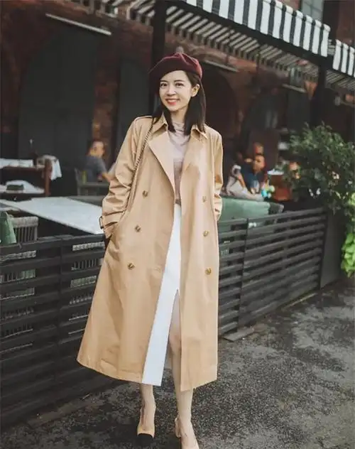 人人都有的驼色风衣换1个穿搭思路就很时髦高级你也试试