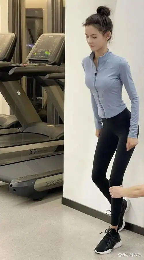 张予曦穿着健身服皮肤紧致身材高挑不过也太瘦了