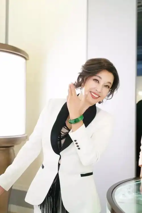 刘晓庆一分钟赚8万,新买的翡翠才花了小1000万而已!