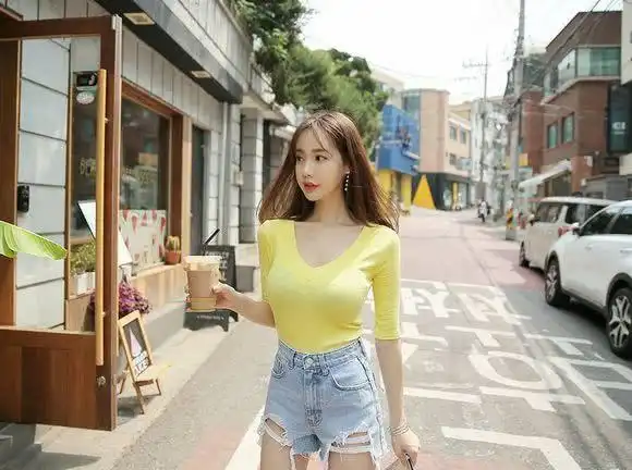金惠美:时尚短裤,显臀部曲线,把成熟魅力穿出来