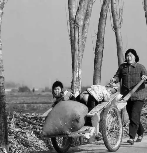 70年代农村老照片那时的农村天很蓝人们很淳朴回忆很美好