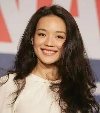 明明五官普通得不能再普通,眼距又宽,美在哪里?