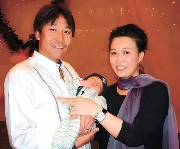 高峰却被曝光,跟酒吧的一位歌手有私生子,备受伤害的那英选择分手,一