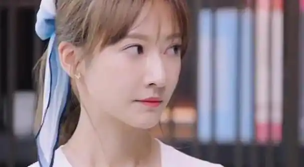 阮念初是《他在逆光中告白》的女主角,由演员余玥扮演.