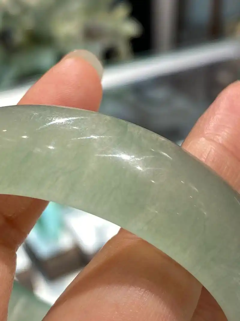 玉石鉴定(2)石英岩酸洗充胶仿翡翠 内部结构为丝瓜瓤状结构,翡翠为