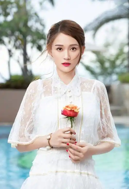 原创陈乔恩晒照和老公度蜜月脸上长出幸福肥自夸拍照运镜技术好