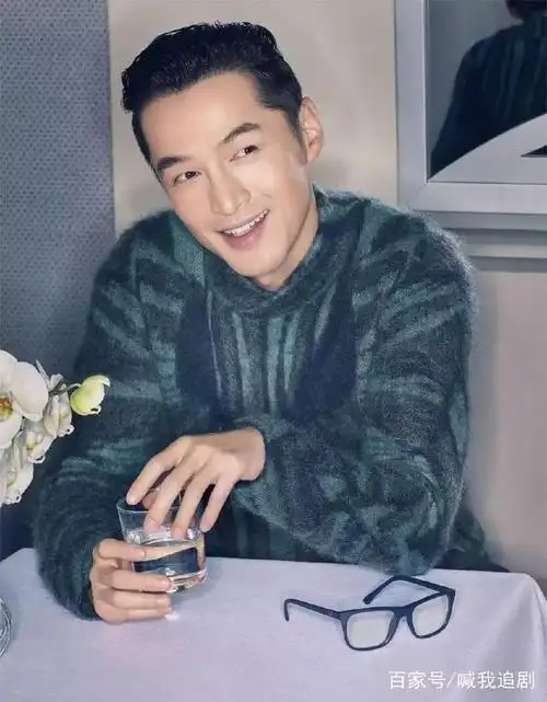 在去年的热播剧《猎场》中,胡歌饰演的是命运多舛的高级猎头郑秋冬