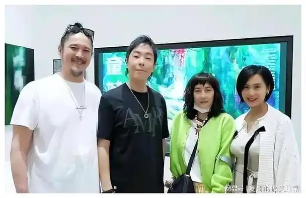 朱茵母女现身黄贯中画展52岁朱茵打扮时髦女儿越长越像妈妈