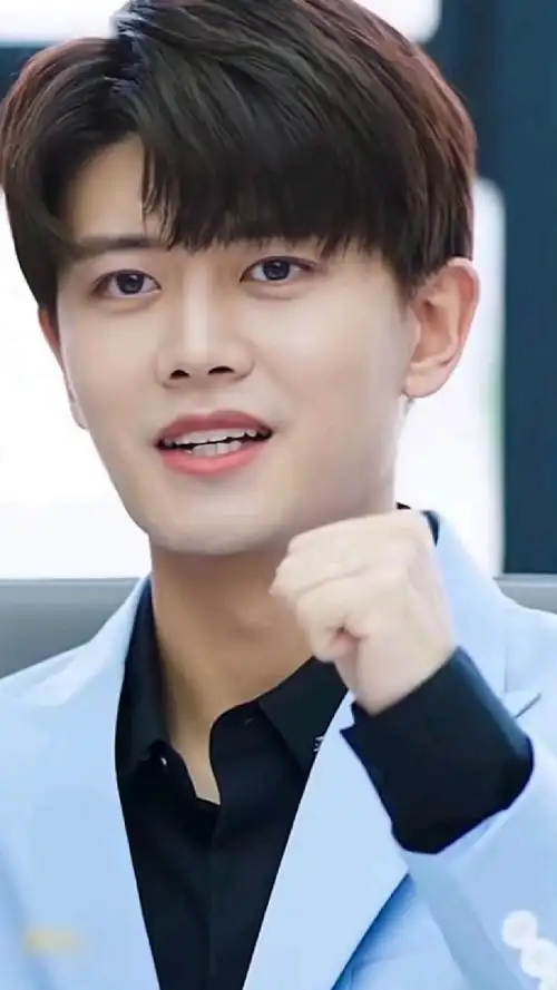 任嘉伦的现代装也很帅气