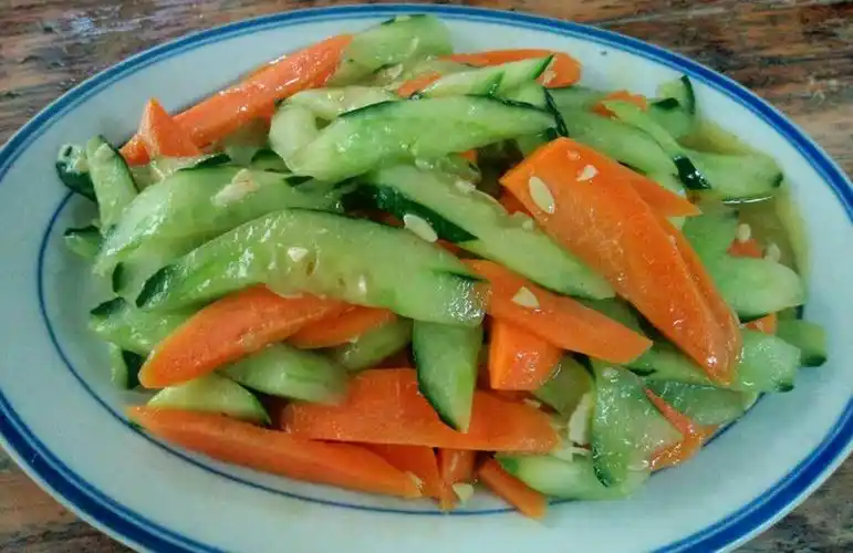 p>黄瓜炒胡萝卜是由 a target="_blank" href="/item/胡萝卜/351711"