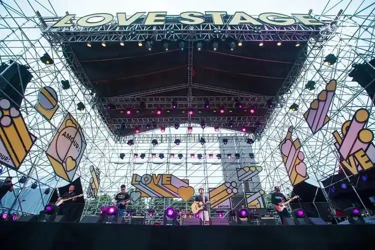 直击现场2018西安草莓音乐节依旧是这么好看