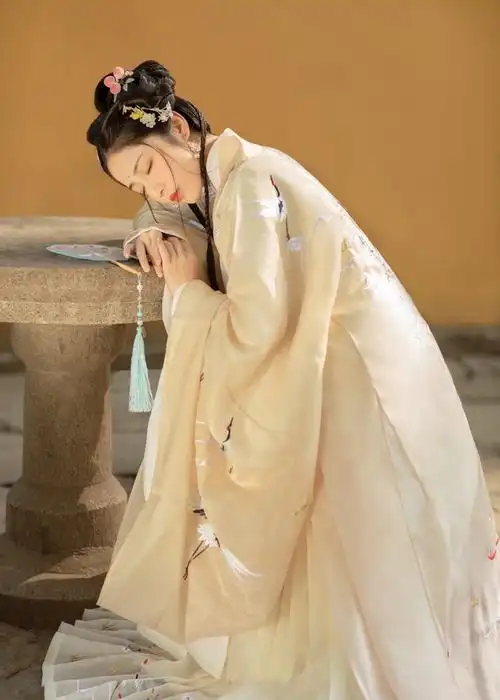 穿上漂亮的古装让女孩秒变仙女!下面那一套最好看!