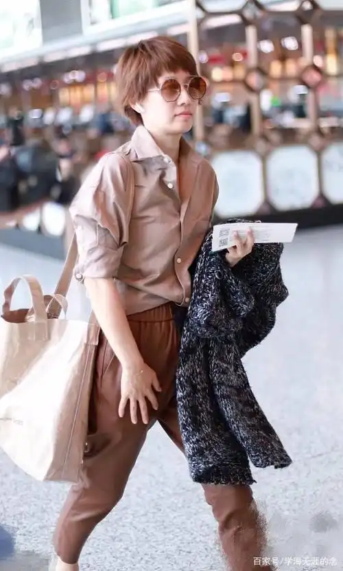 马伊琍现身机场,穿着朴素,无意暴露双下巴