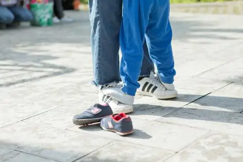 小脚踩大脚游戏马上准备开始请宝贝们把小脚踩在爸爸妈妈的大脚上